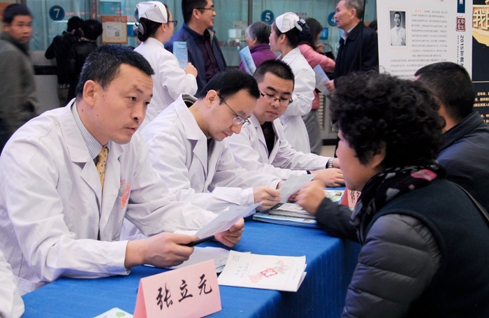 科室主任张立元博士携全体团队在门诊一楼大厅举办"关爱男性健康,缔造