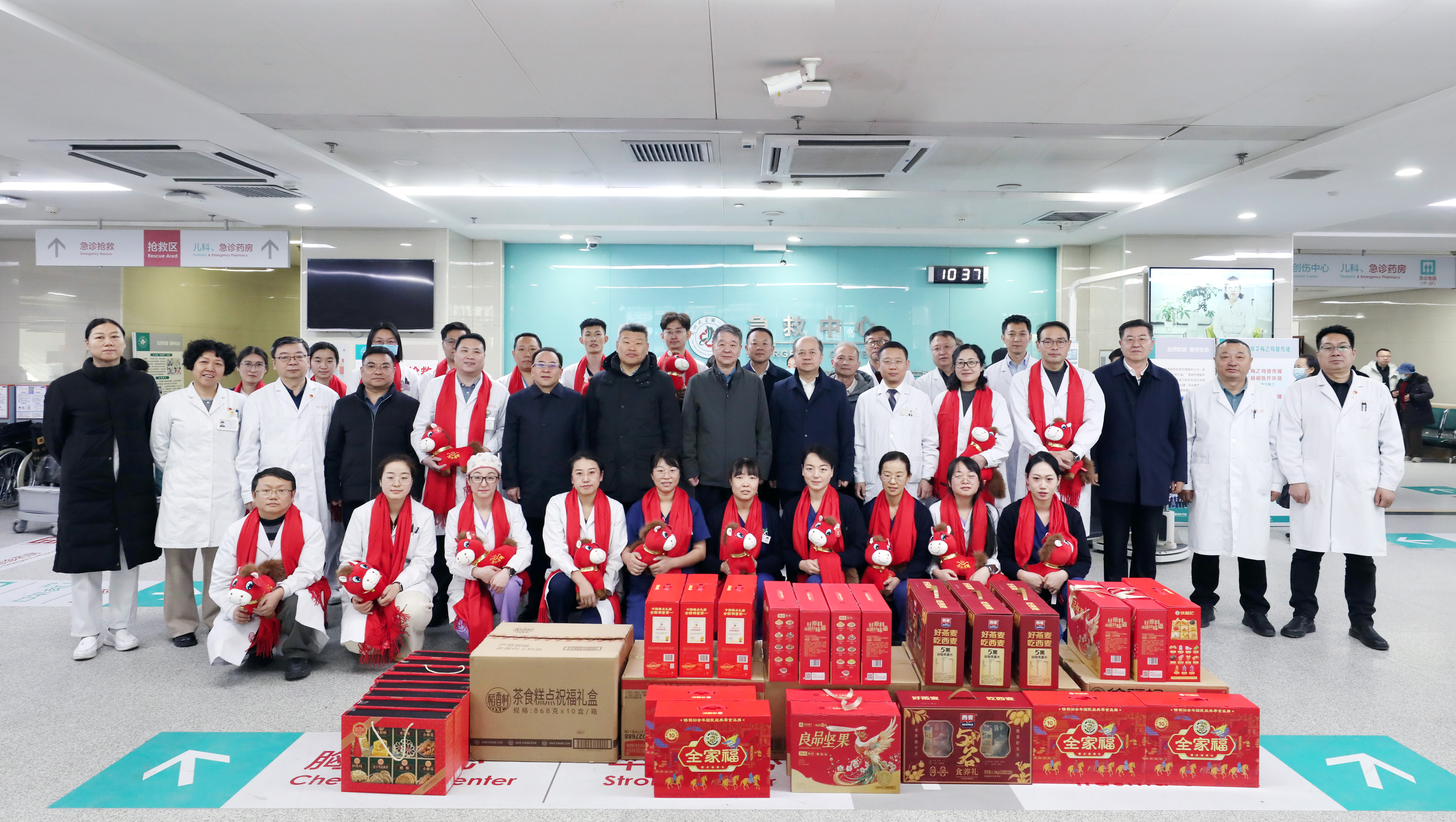 兰州大学党委书记马小洁一行看望慰问第一医院一线医护人员